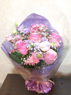 no4ピンクバラ入りエレガントブーケ￥3,300 ｜ 和泉市や堺市の花屋なら配達可能な「有限会社グリーンハウスいずみ」